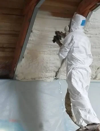 Izolacja natryskowa cena za m2 – Od czego zależy koszt ocieplenia w 2026?