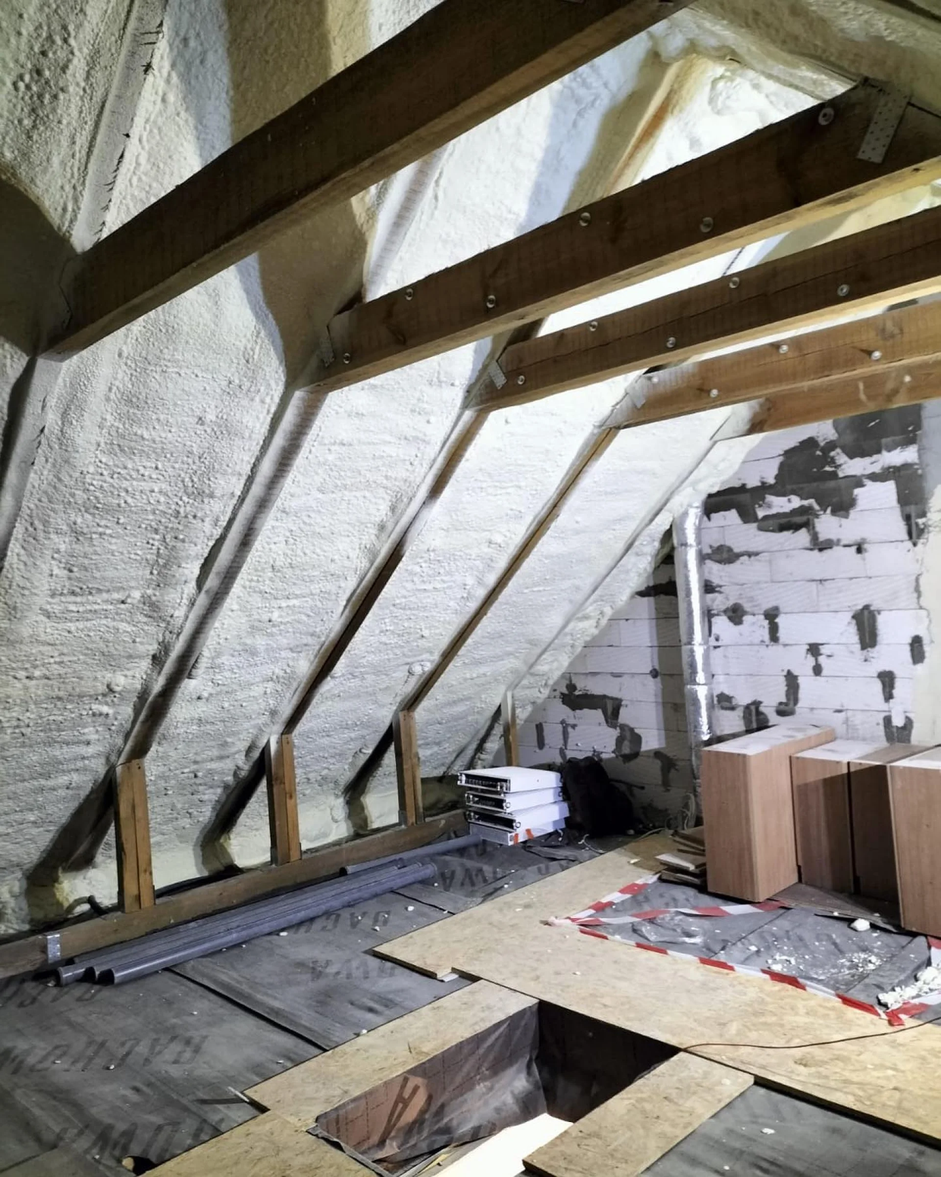 Praca przy izolacji poddasza