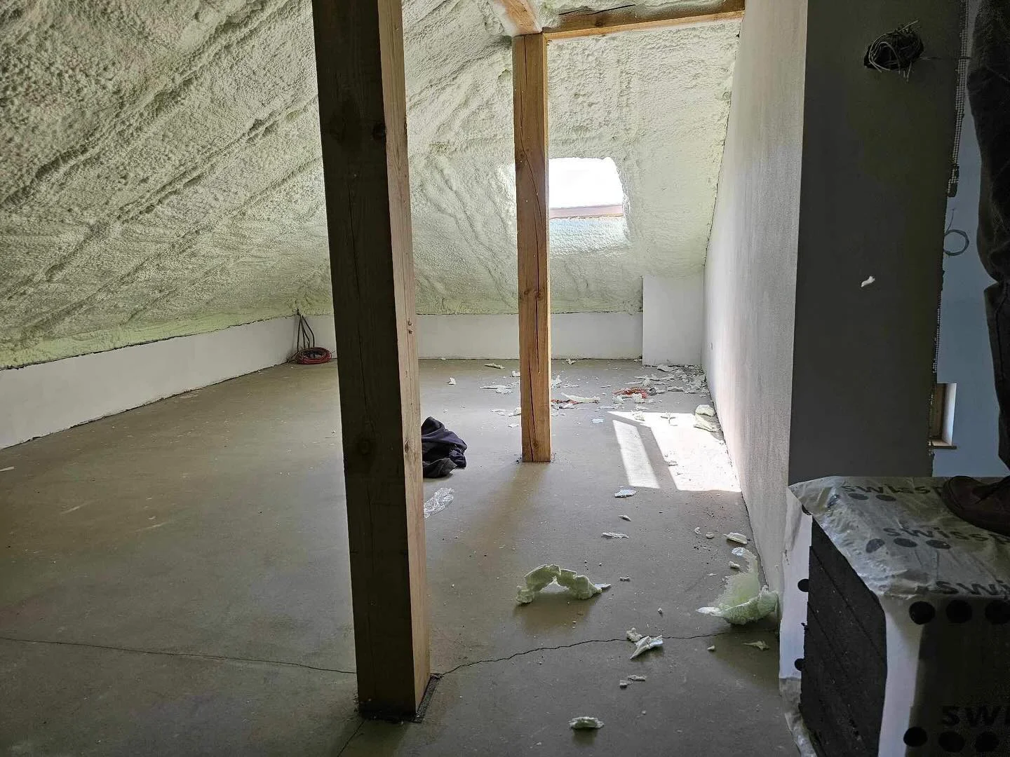 Spokojny sen w deszczowe dni. Jak izolacja poddasza pianką PUR całkowicie wycisza dom?